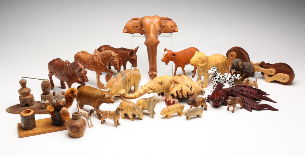 ASSORTMENT OF CARVED ANIMALS AND