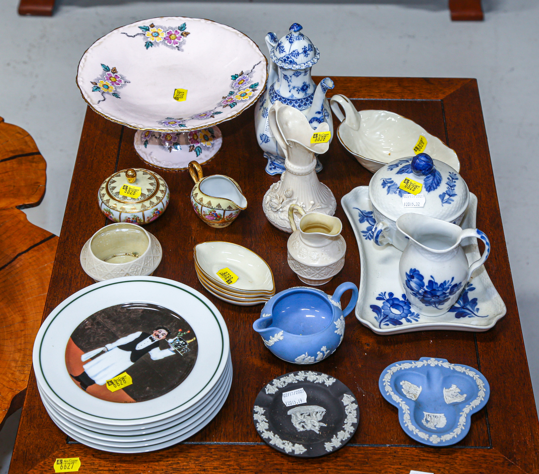 ASSORTMENT OF CERAMIC TABLEWARE