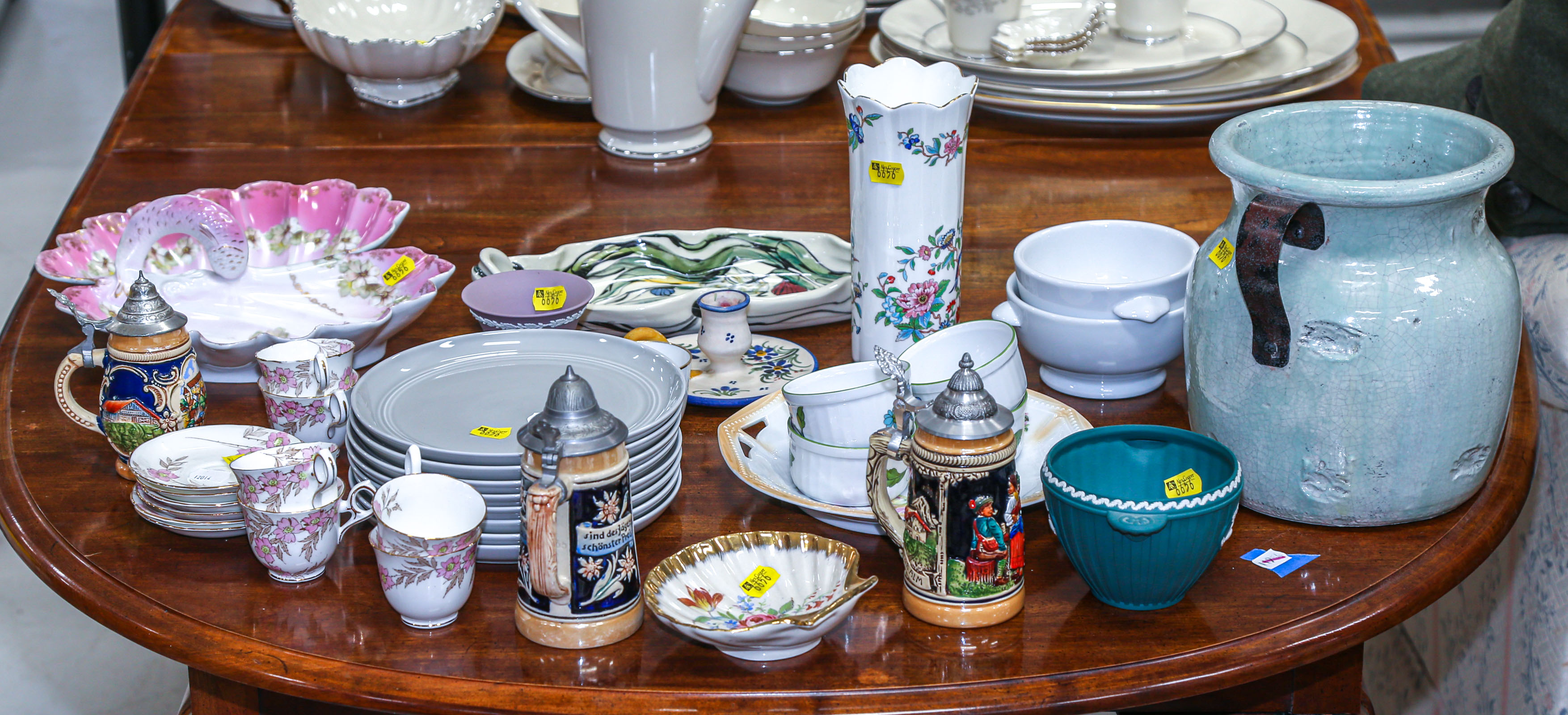 ASSORTMENT OF CHINA COLLECTIBLES