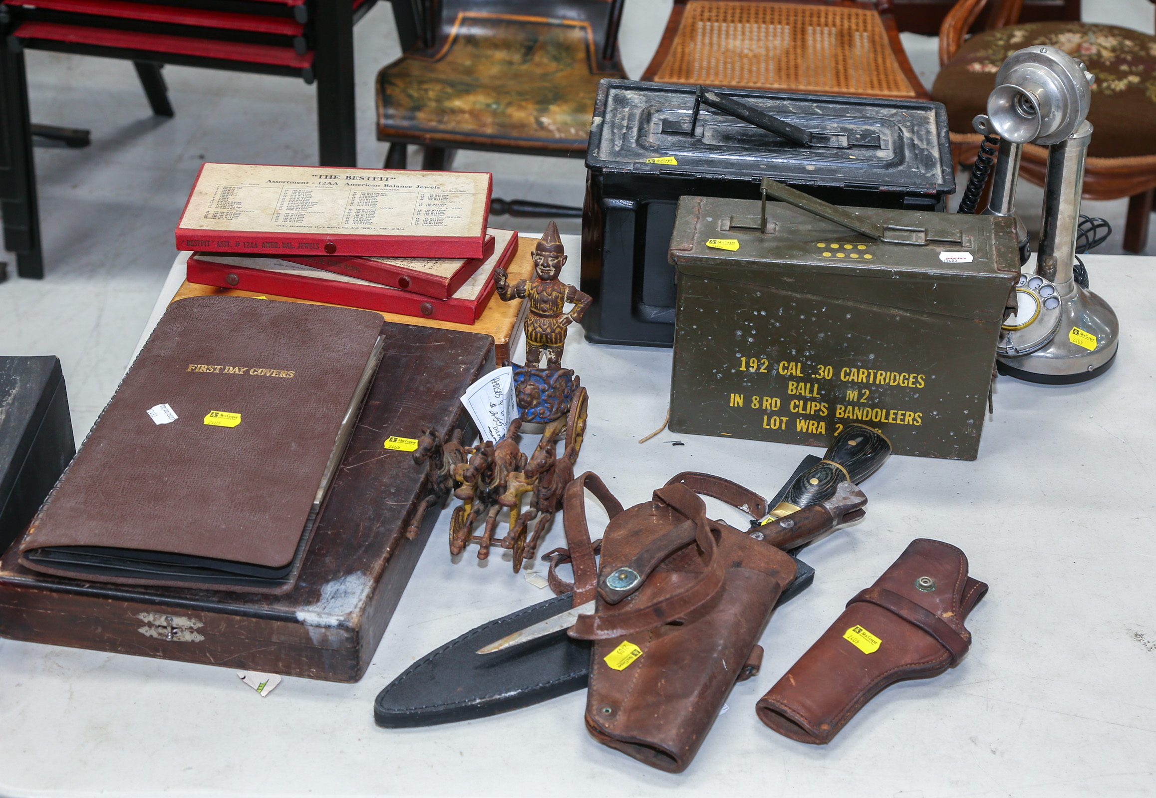 ASSORTMENT OF COLLECTIBLES