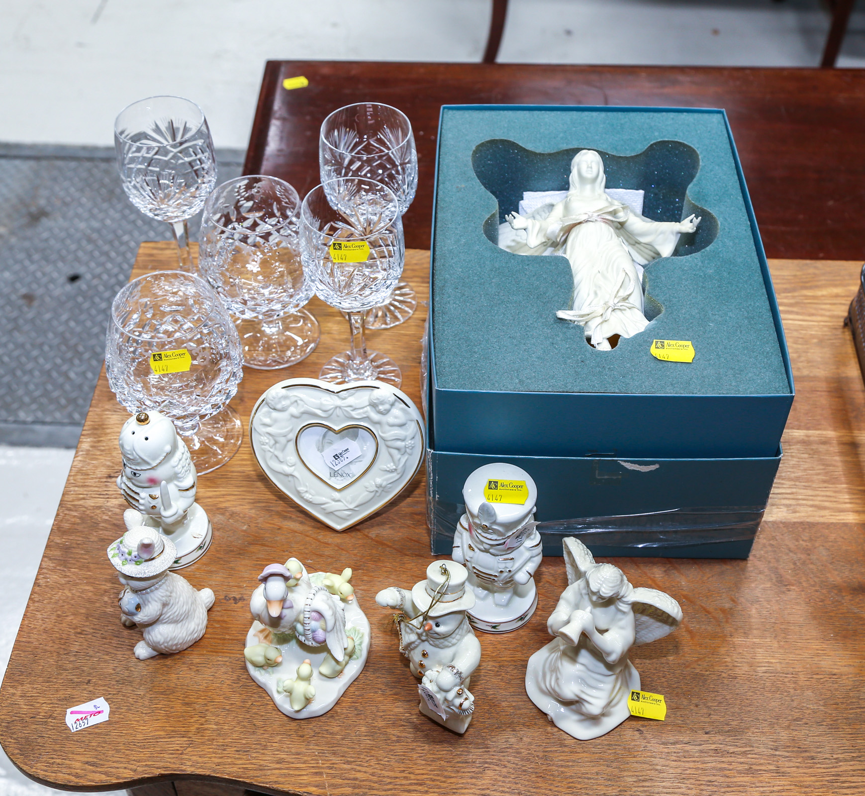 ASSORTMENT OF CRYSTAL STEMWARE &