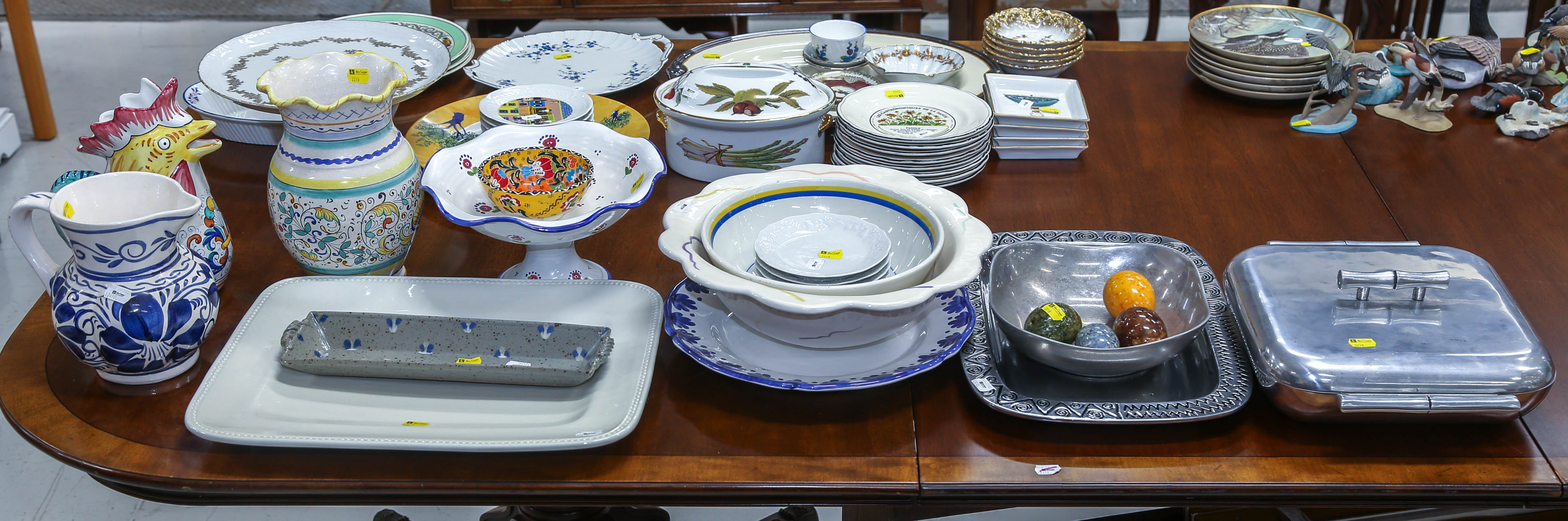 ASSORTMENT OF DECORATIVE CERAMICS &