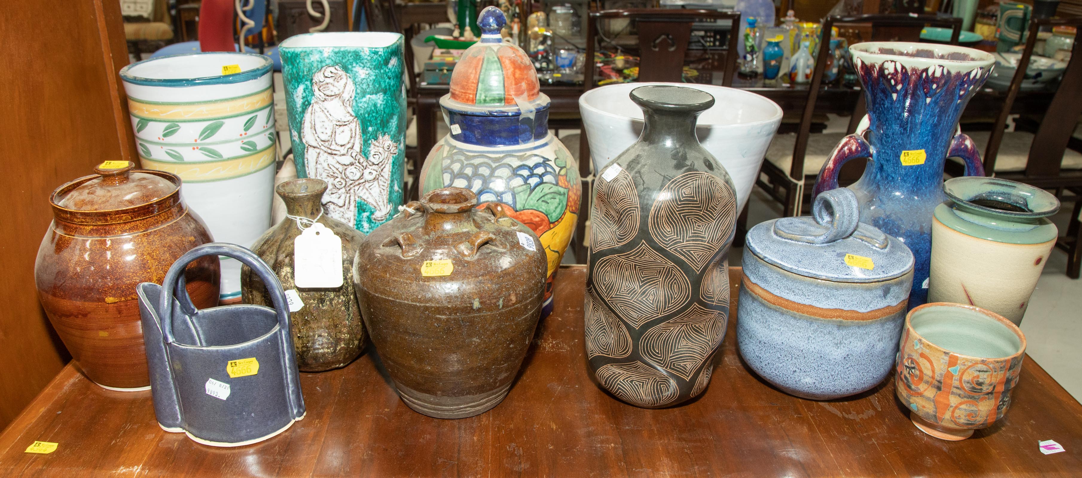 ASSORTMENT OF DECORATIVE CERAMICS