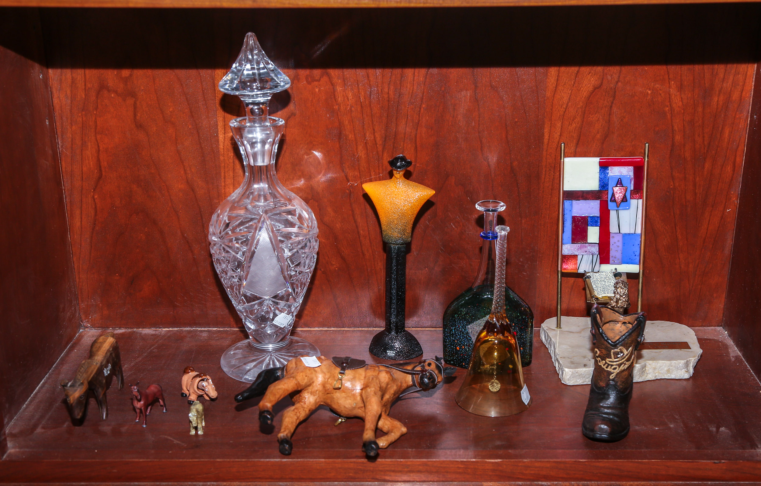 ASSORTMENT OF DECORATIVE ITEMS