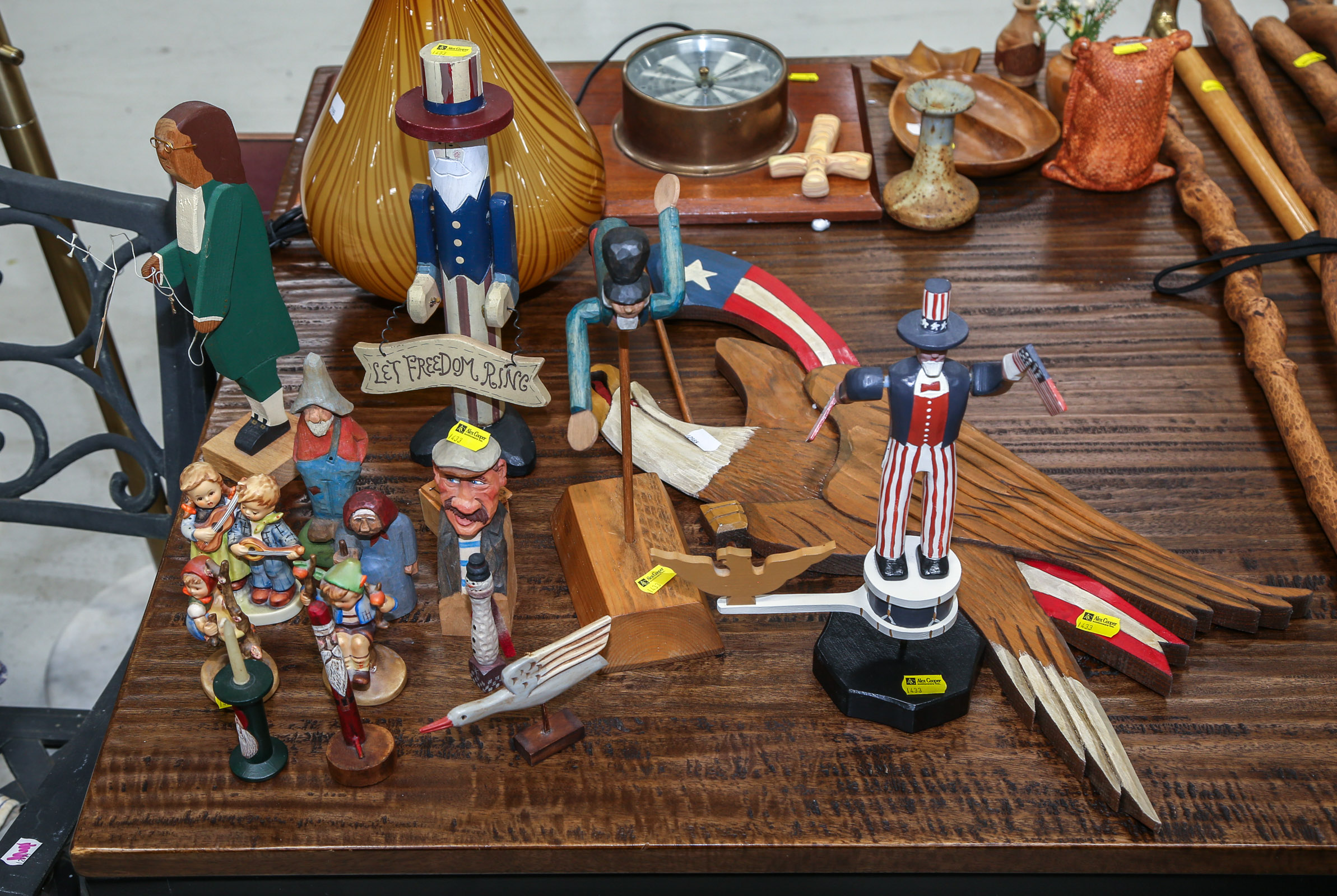 ASSORTMENT OF DECORATIVE ITEMS