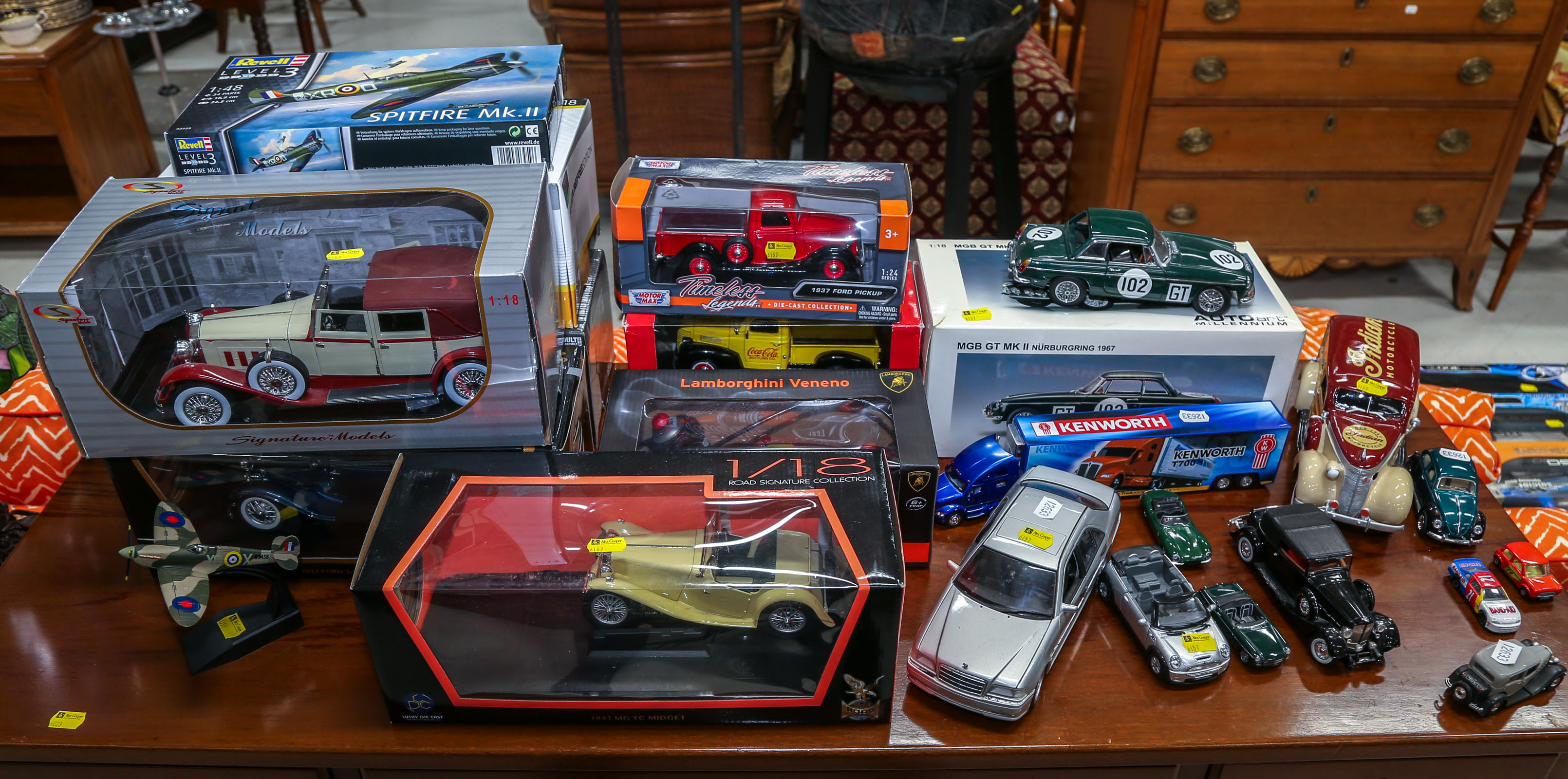 ASSORTMENT OF DIE-CAST VEHICLES