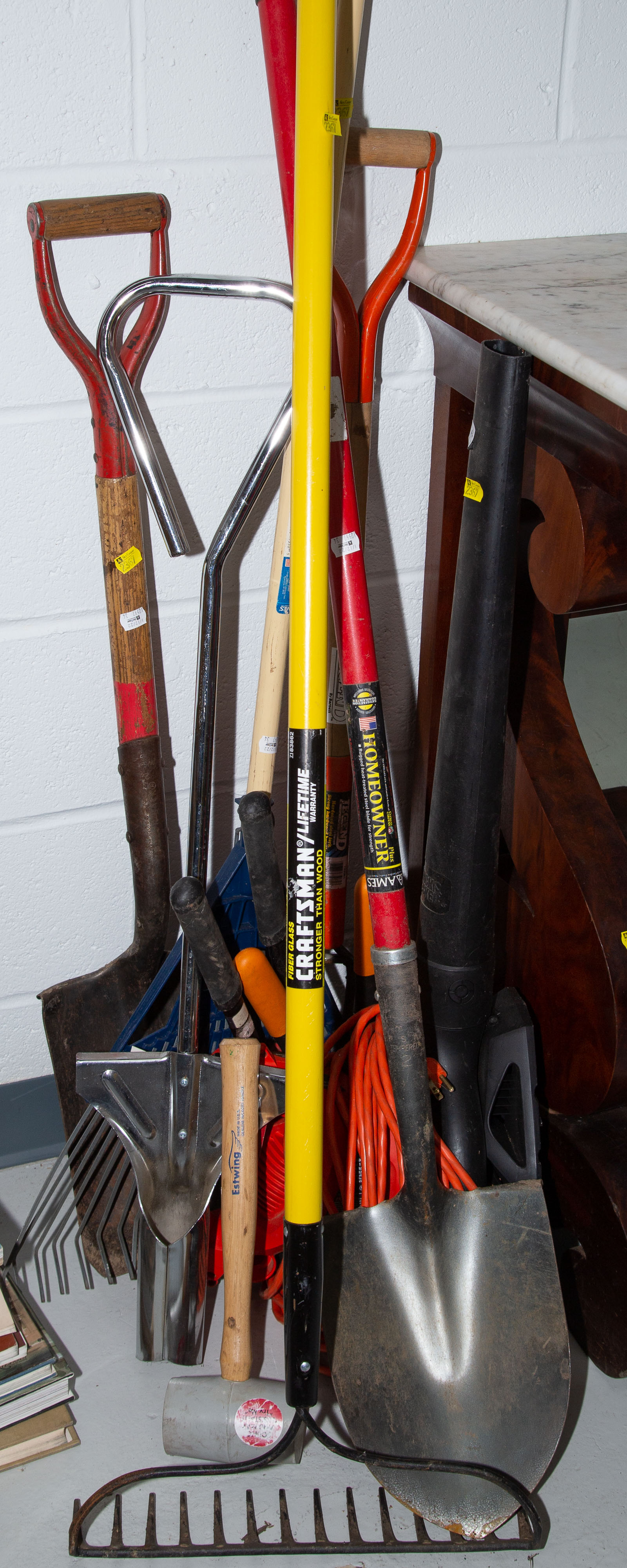 ASSORTMENT OF GARDEN HAND TOOLS