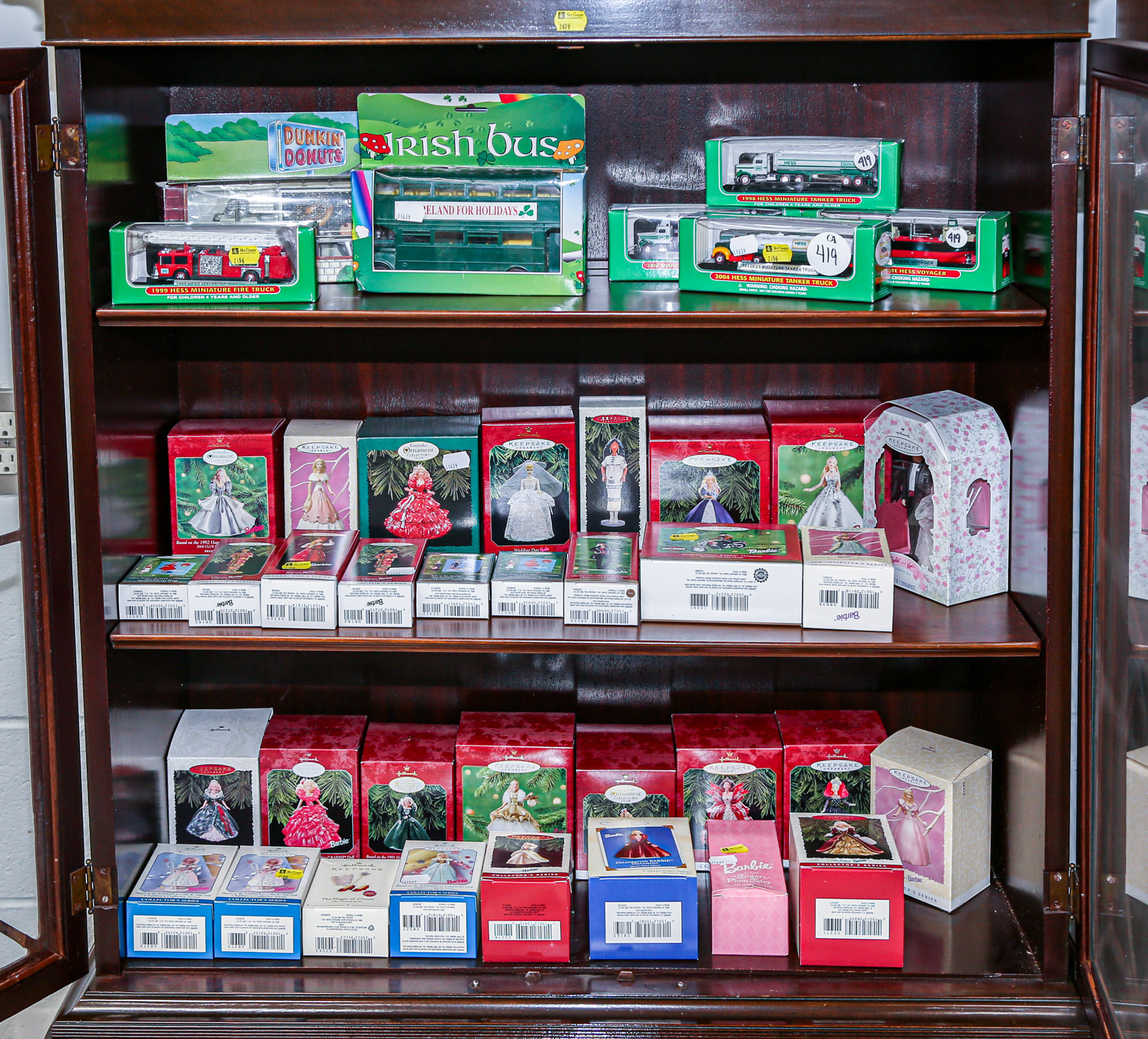 ASSORTMENT OF HALLMARK KEEPSAKE