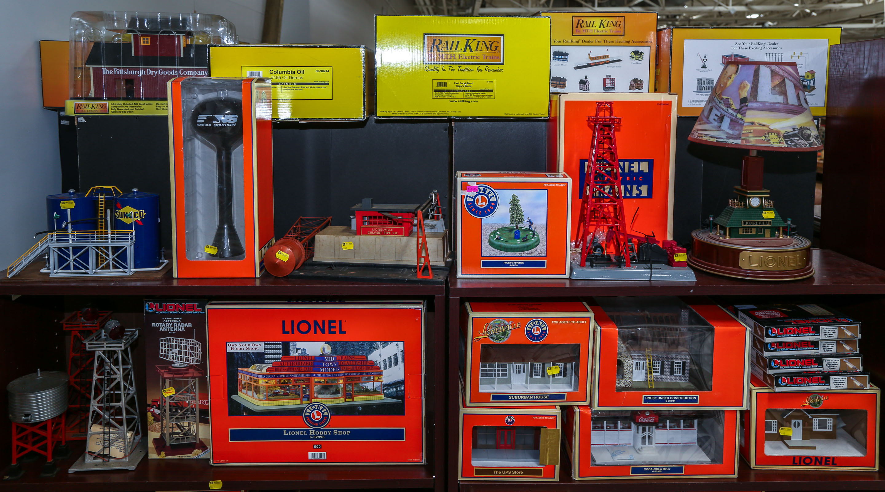 ASSORTMENT OF LIONEL TRAIN GARDEN