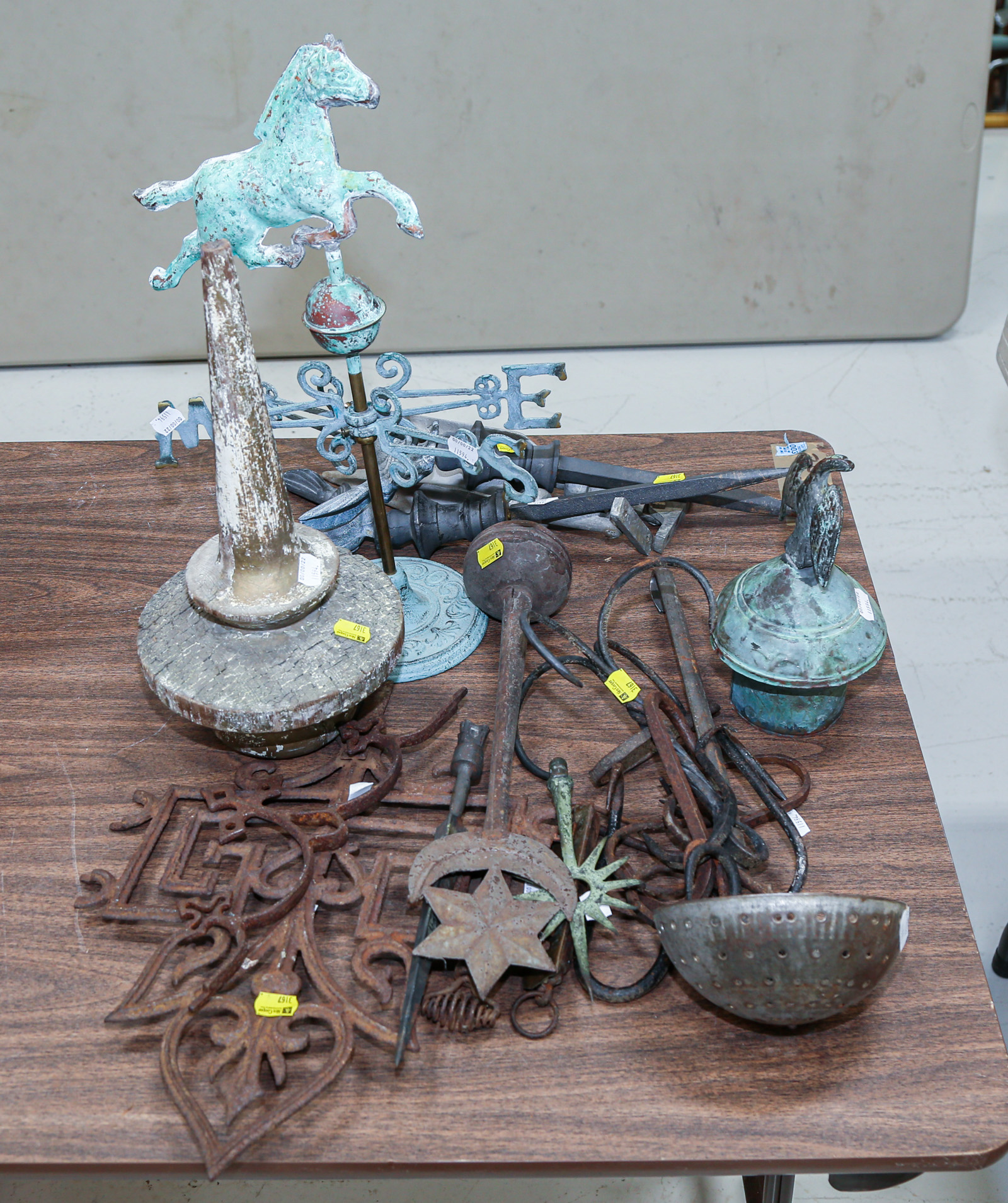 ASSORTMENT OF METAL & WOOD CURIOS