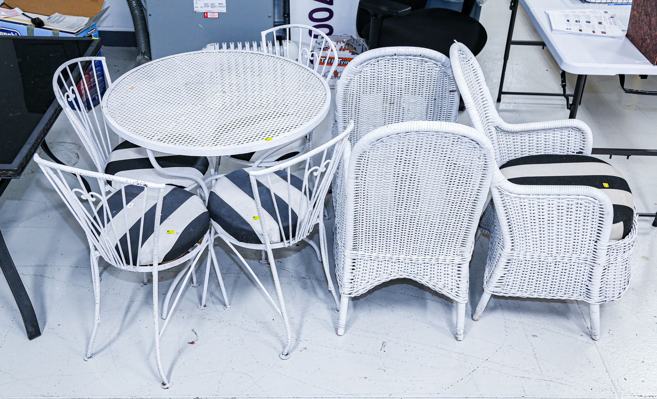 ASSORTMENT OF PATIO FURNITURE