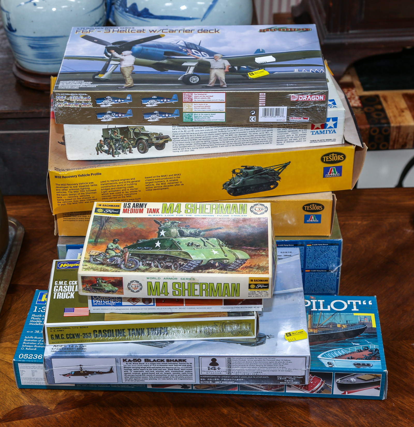 ASSORTMENT OF PLASTIC MILITARY