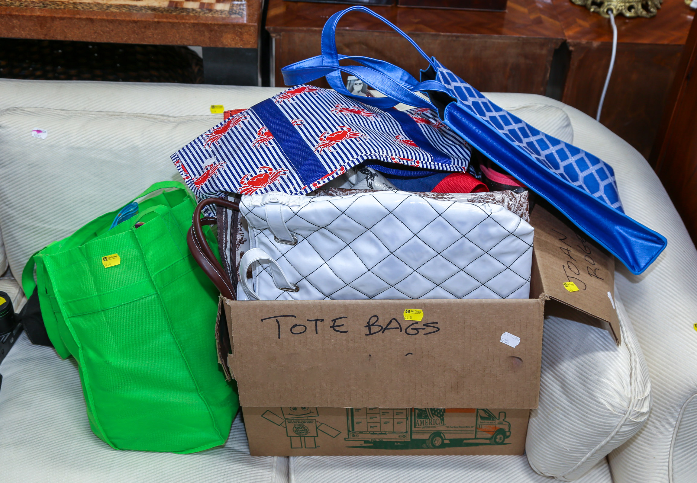 ASSORTMENT OF TOTE BAGS & PICNIC