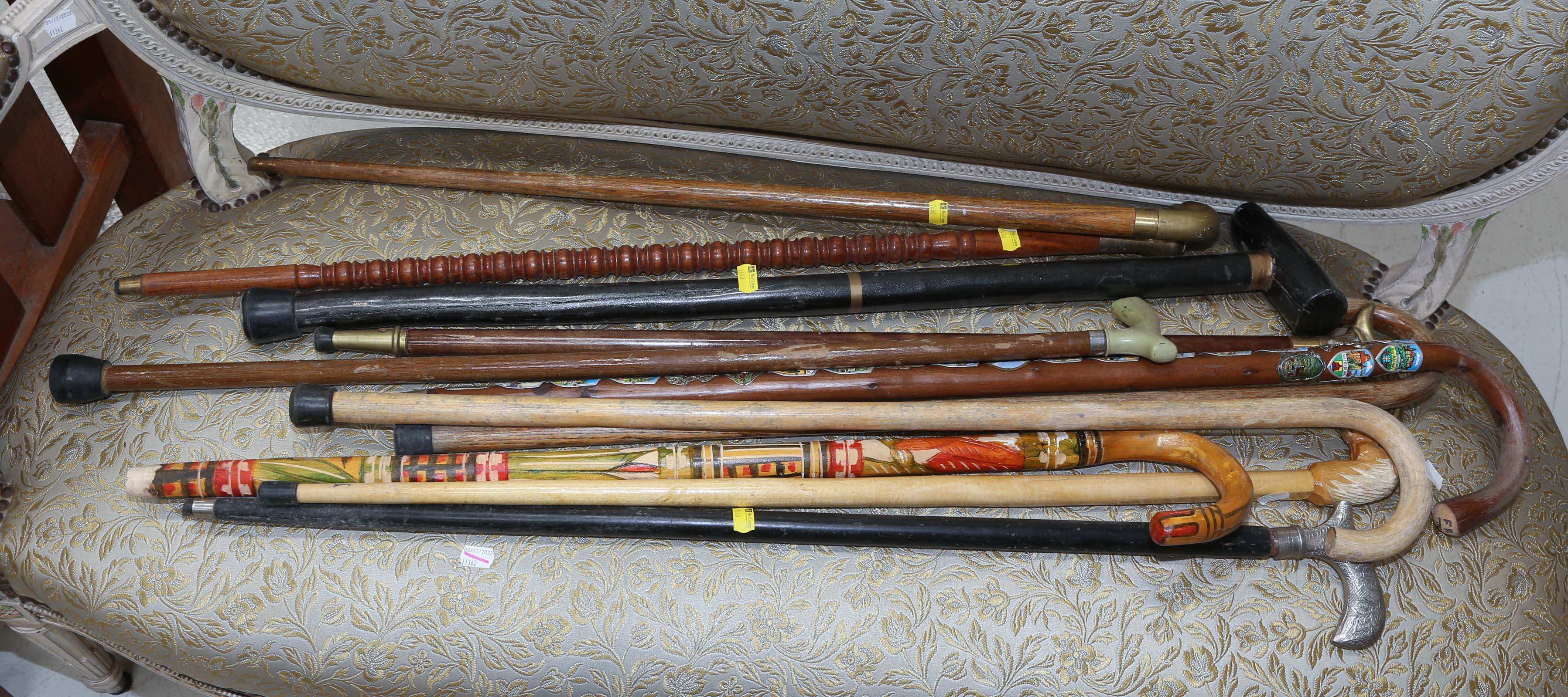 ASSORTMENT OF TOURIST SOUVENIR