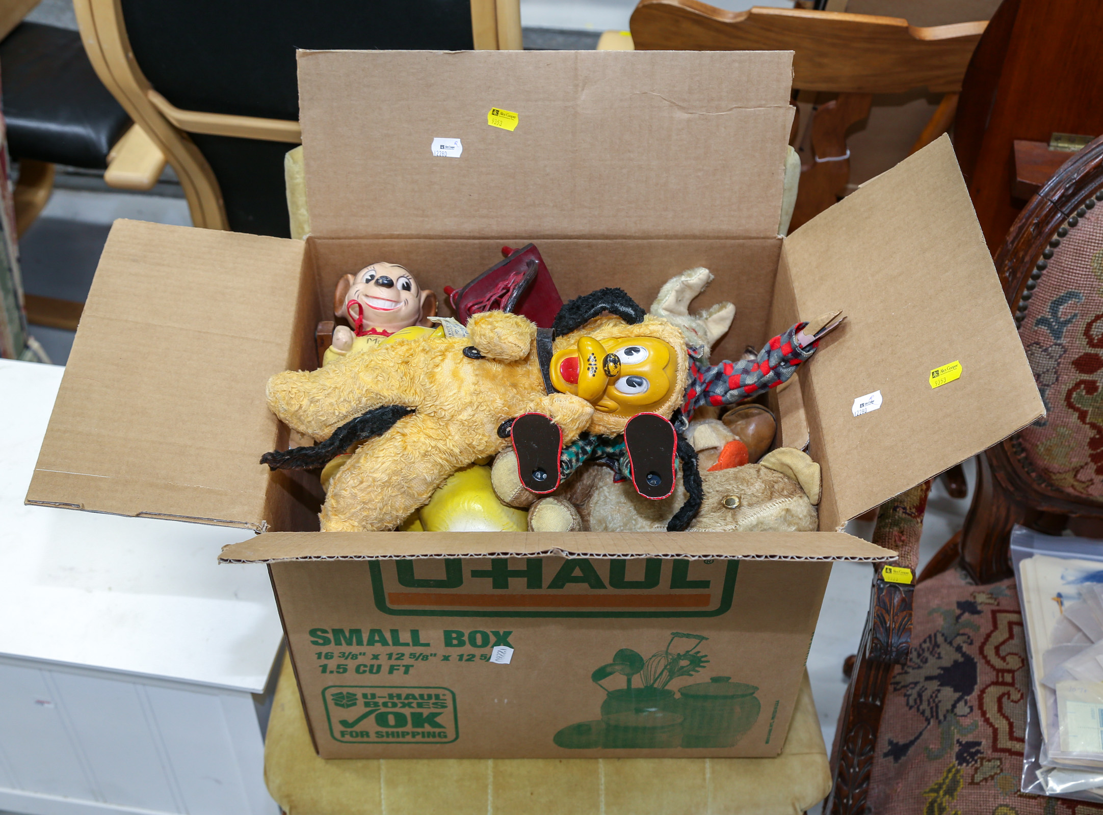 ASSORTMENT OF TOYS & FIGURES