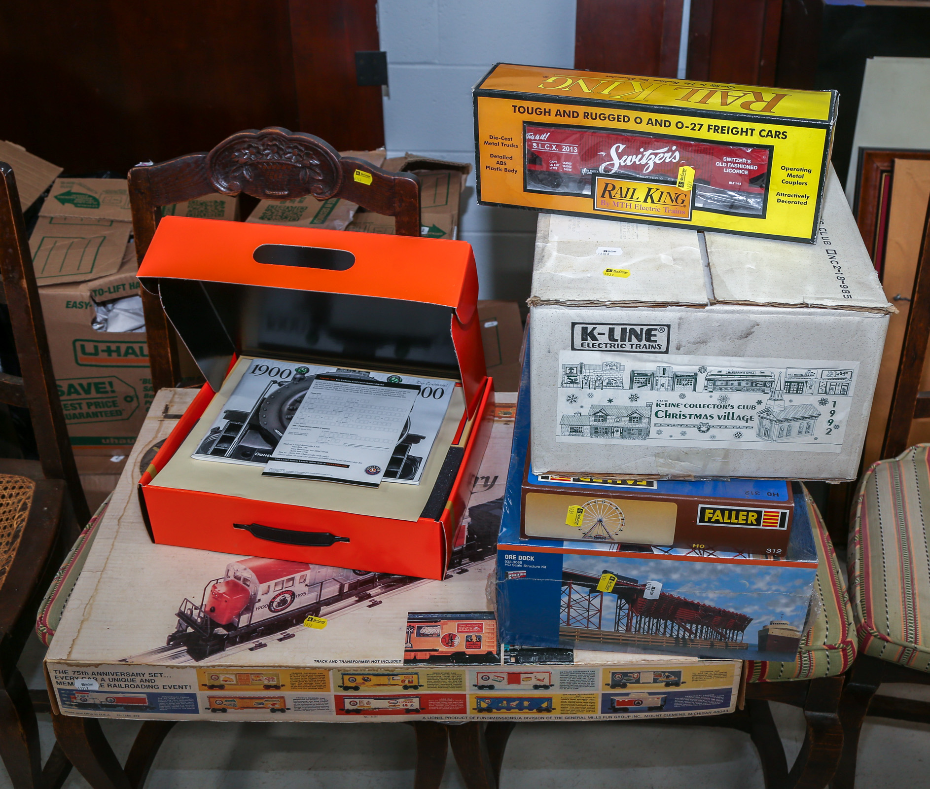 ASSORTMENT OF TRAIN CARS SETS &