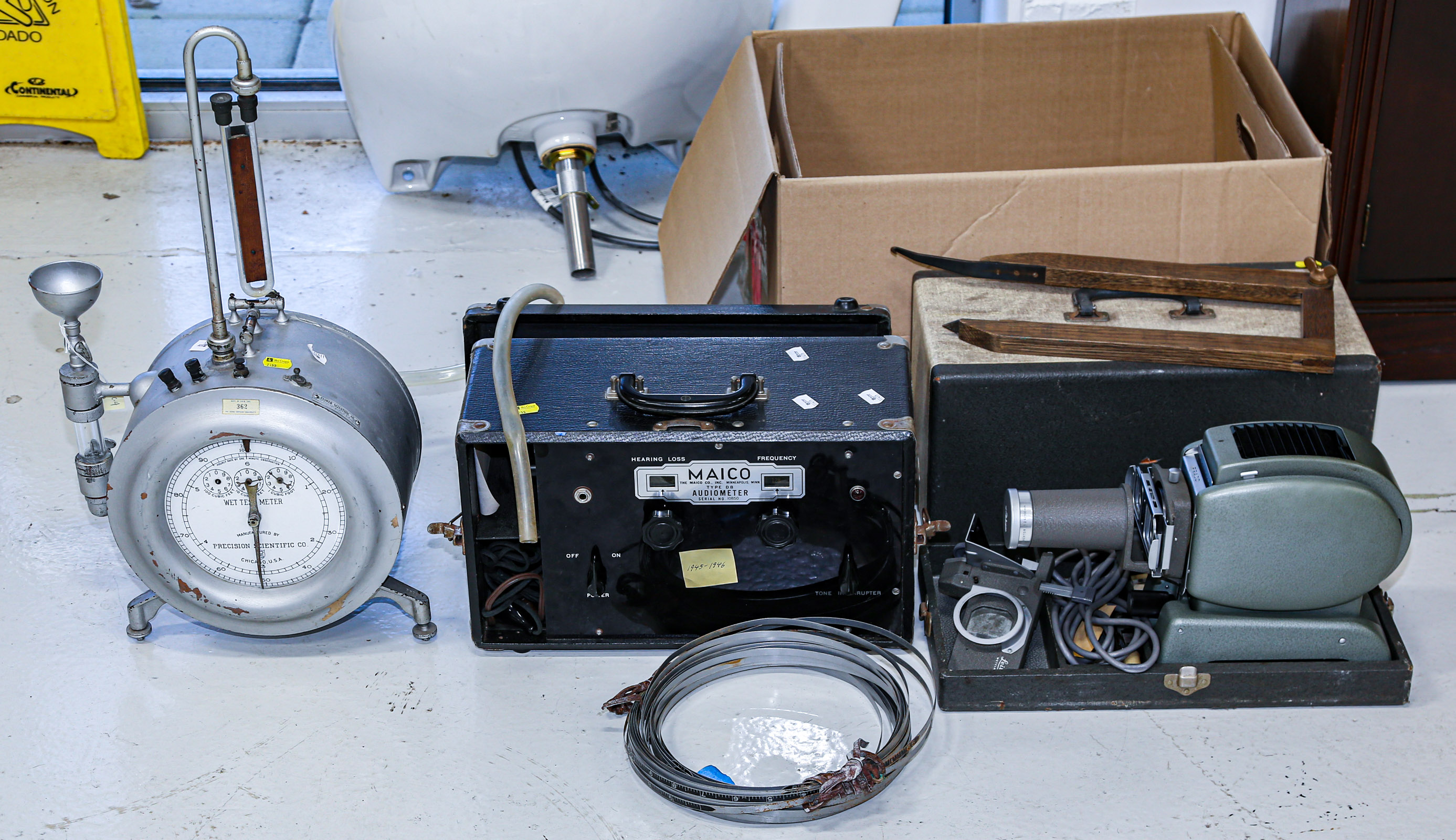 ASSORTMENT OF VINTAGE EQUIPMENT