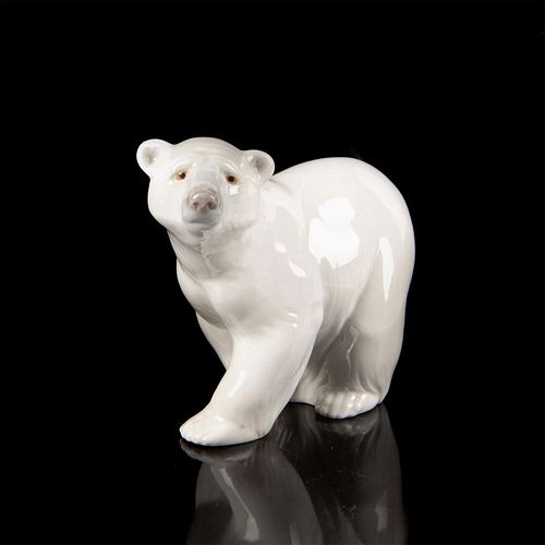 ATTENTIVE POLAR BEAR 1001207 -