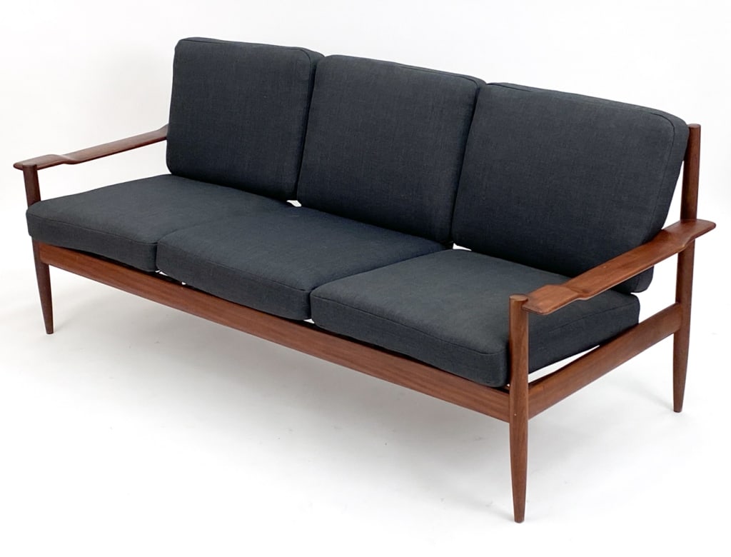 ATTR. ARNE WAHL IVERSEN ROSEWOOD