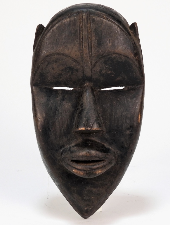 ATTR. MANO TRIBE DAN STYLE CARVED