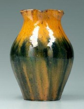 Auman earthenware vase, ruffle