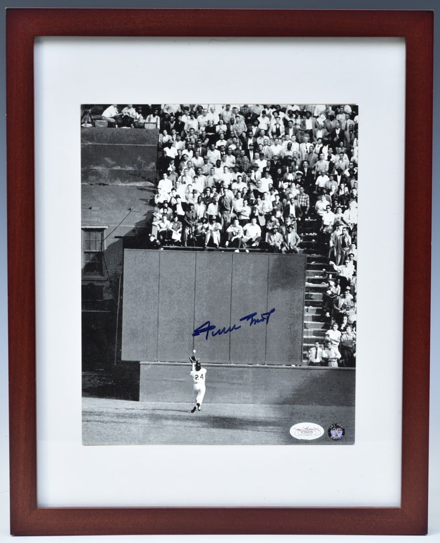 AUTOGRAPHED WILLIE MAYS PHOTO -