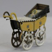 BABY IN CARRIAGE PENNY TOY Fis