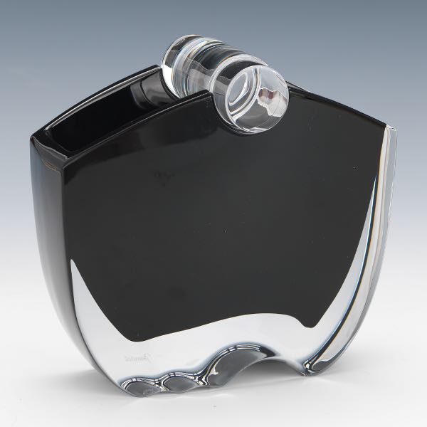 BACCARAT BLACK OCEANIE VASE IN