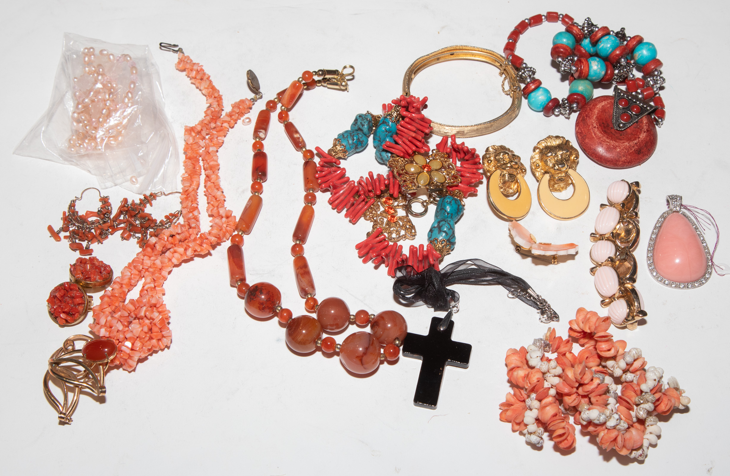 BAG OF LADIES COSTUME JEWELRY