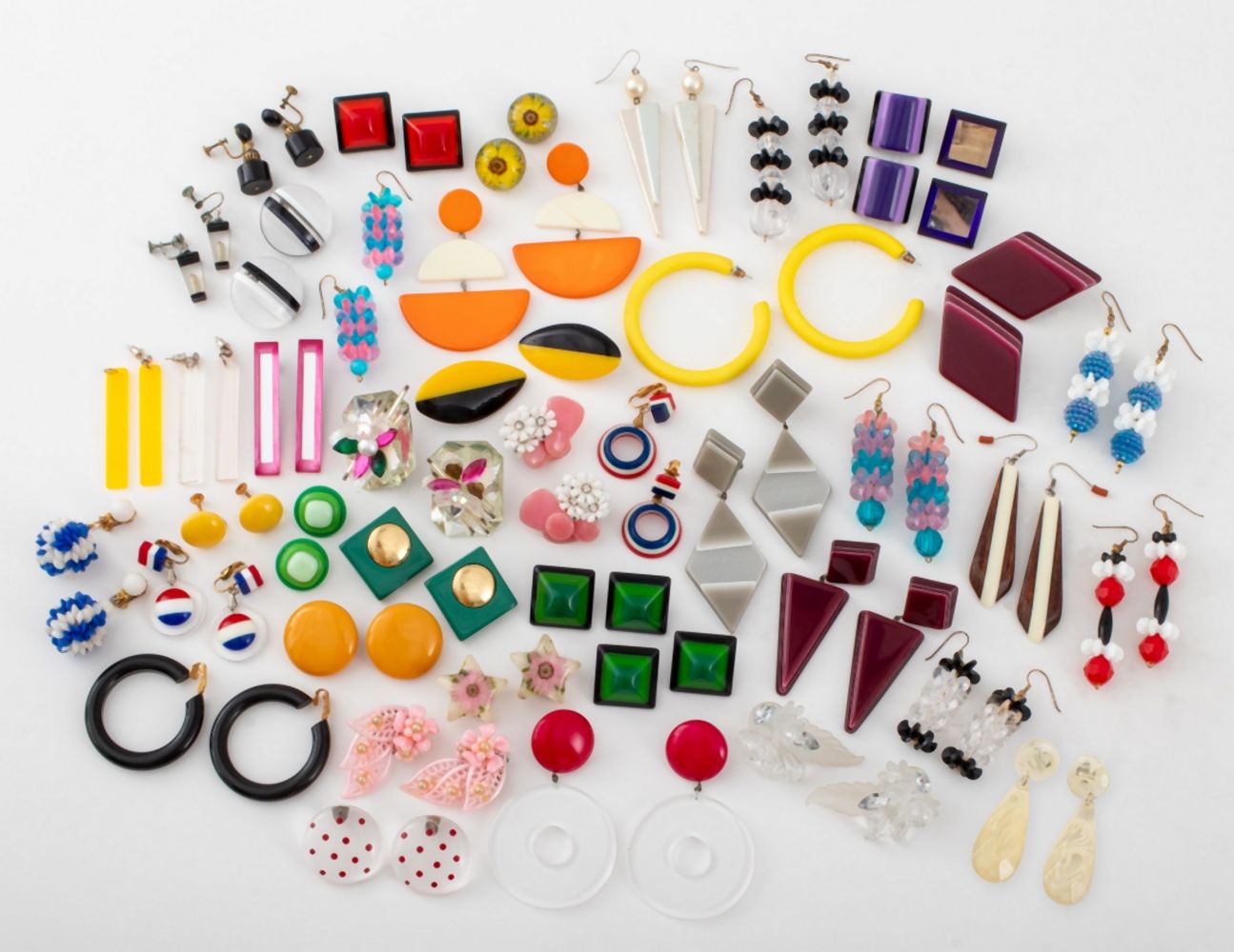 BAKELITE AND RESIN EARRINGS, 42