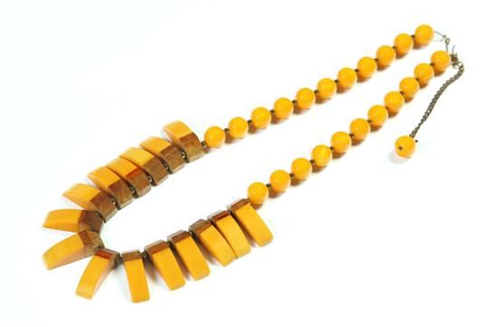 BAKELITE FRINGE NECKLACE. 