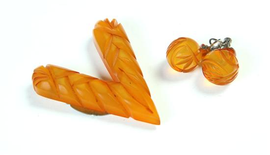BAKELITE PIN AND EARRINGS. 