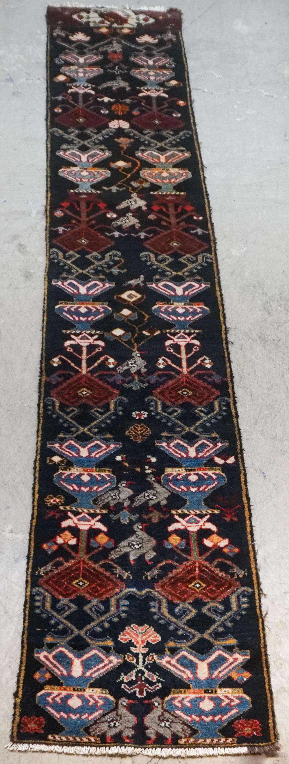 BAKTIARI RUNNER, 10 FT 3 IN X 1