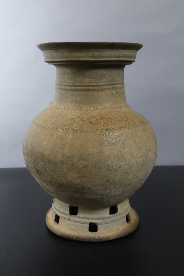 BANDED LONG-NECK PIERCED PEDESTAL