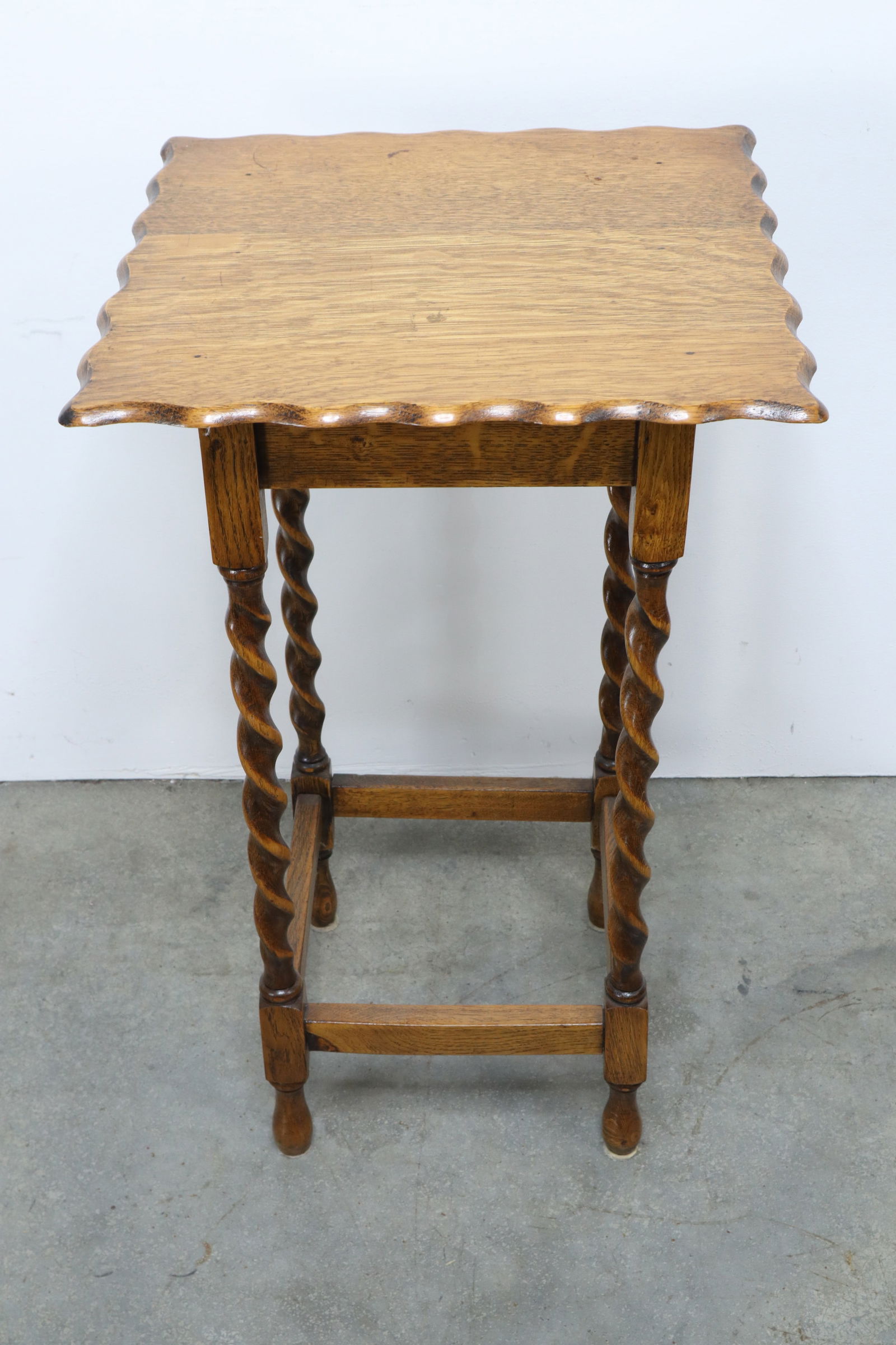 BARLEY TWIST SIDE TABLE WITH PIE
