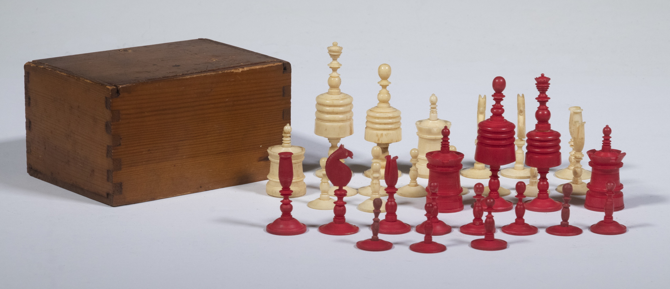 BARLEYCORN BONE CHESS SET 19th c.