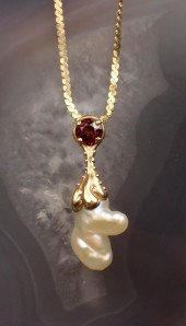 BAROQUE PEARL AND GARNET PENDA
