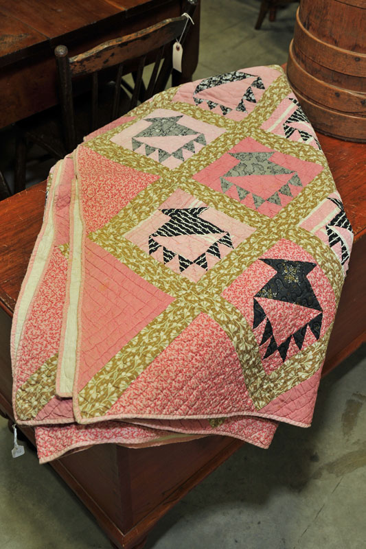 BASKET PATTERN QUILT. Polychrome