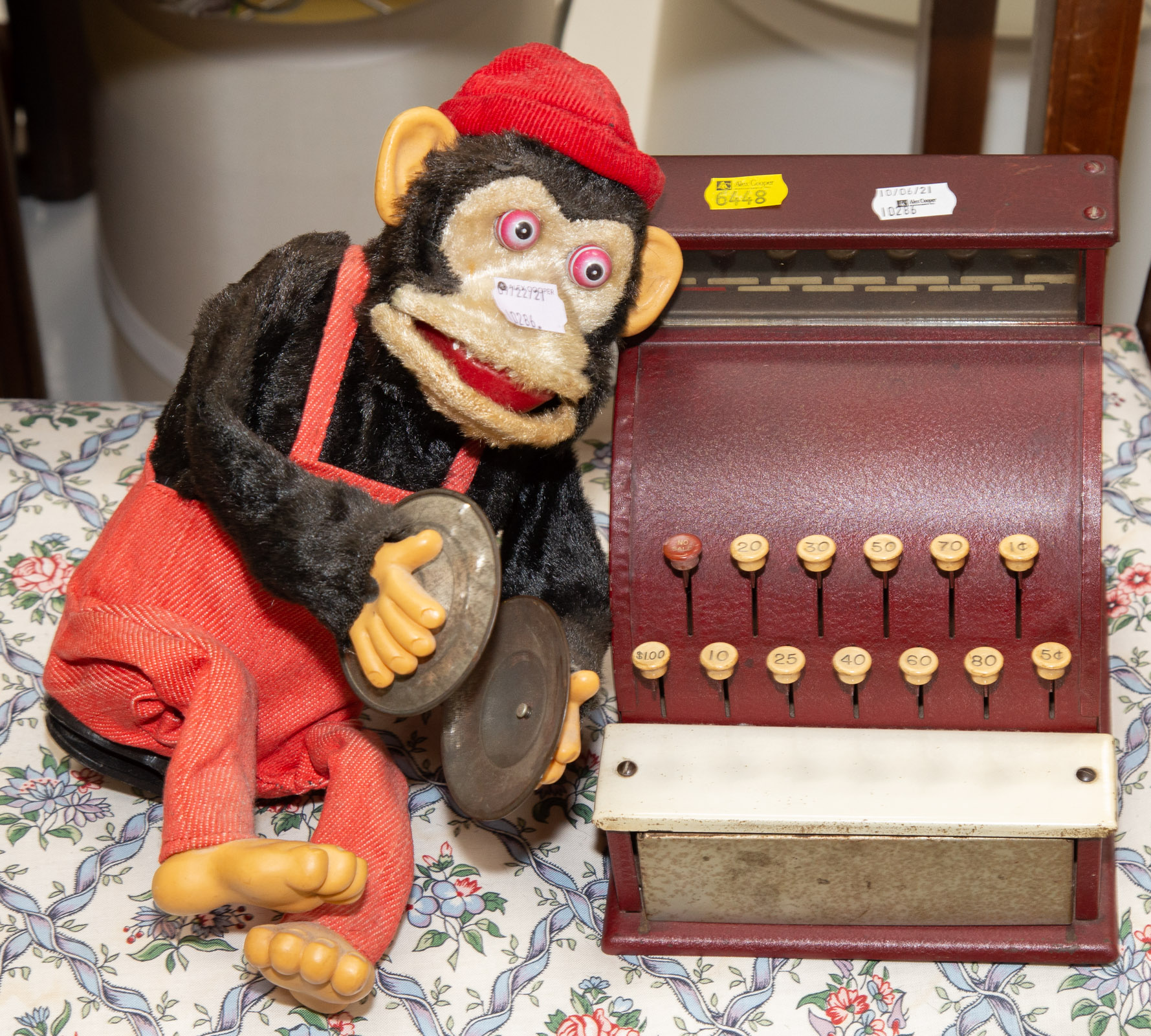 BATTERY OPERATED MONKEY TOY WITH