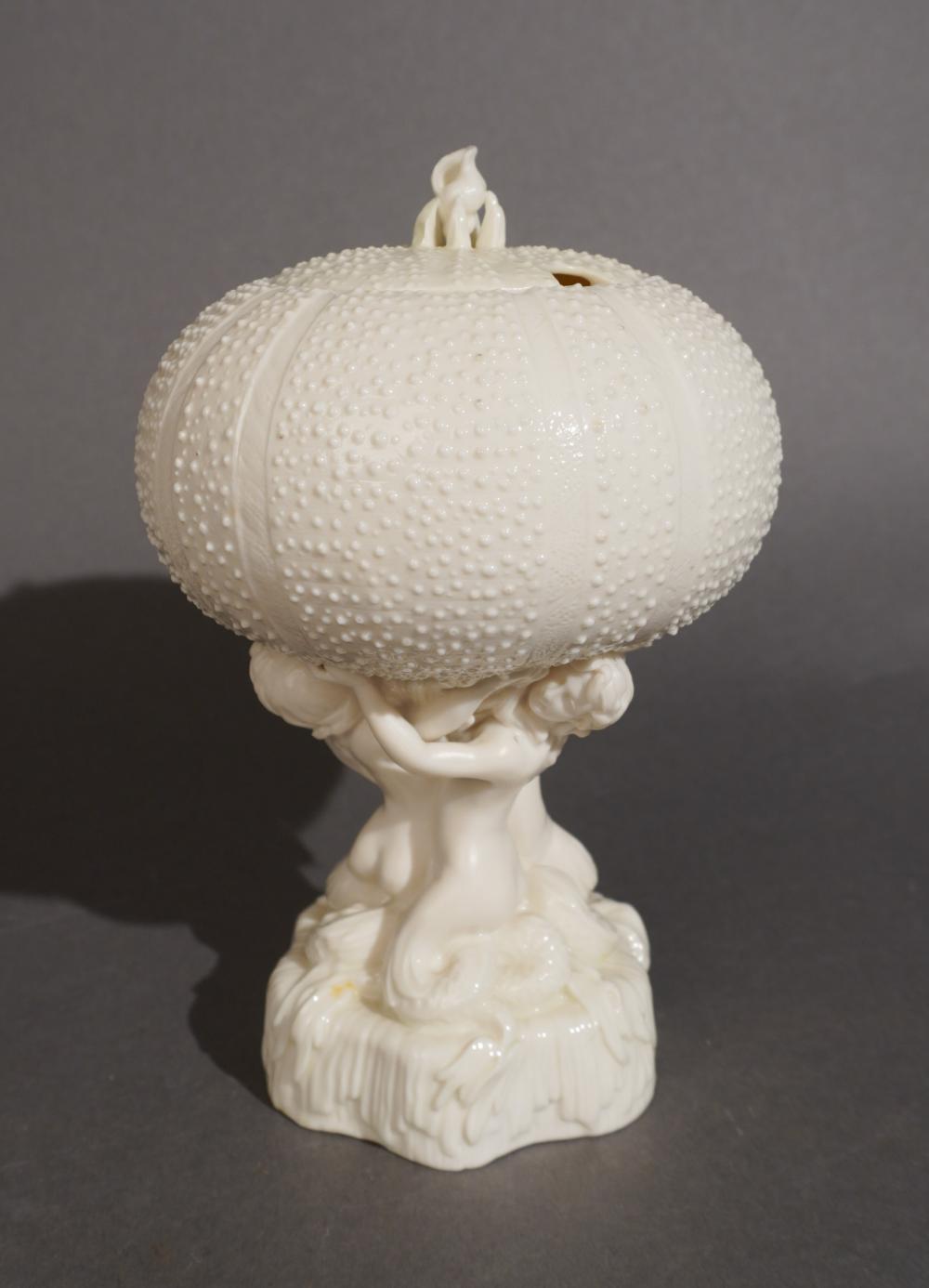 BELLEEK BLACK MARK PUTTI WITH SHELL