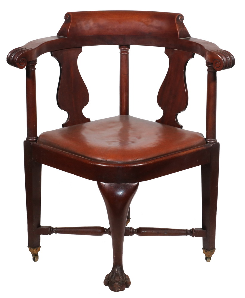 BENCH-MADE CHIPPENDALE STYLE CORNER