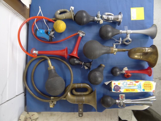 Bicycle horn lot including a