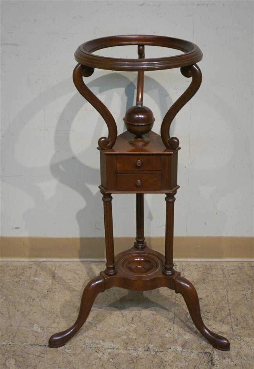 BIGGS QUEEN ANNE STYLE MAHOGANY