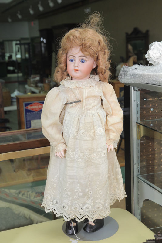 BISQUE HEAD DOLL. Simon Halbig 1009