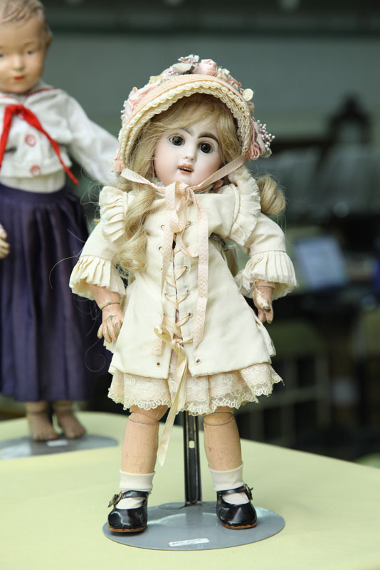 BISQUE HEAD DOLL. Tete Jumeau #