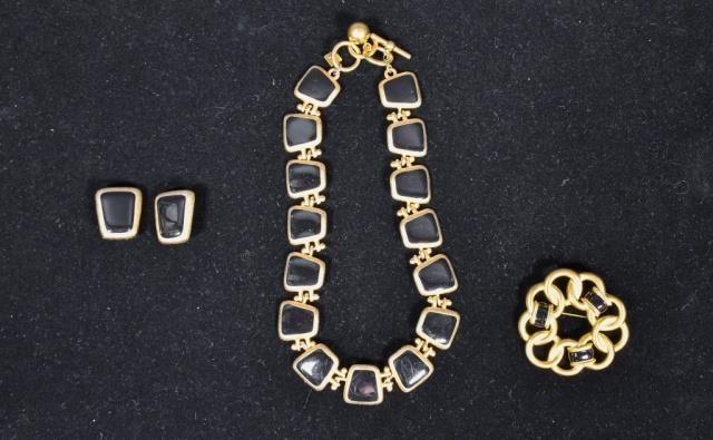 BLACK AND GOLD TONE EARRINGS,