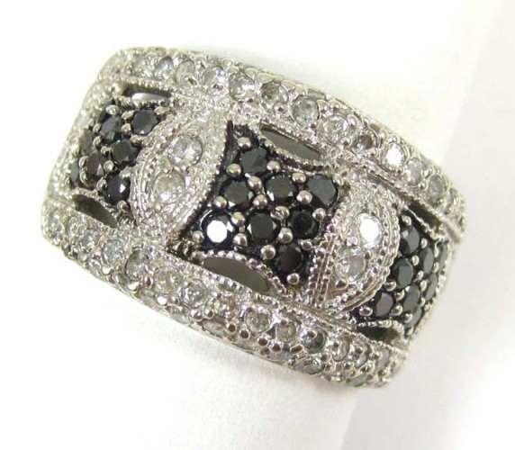 BLACK AND WHITE DIAMOND RING 10k