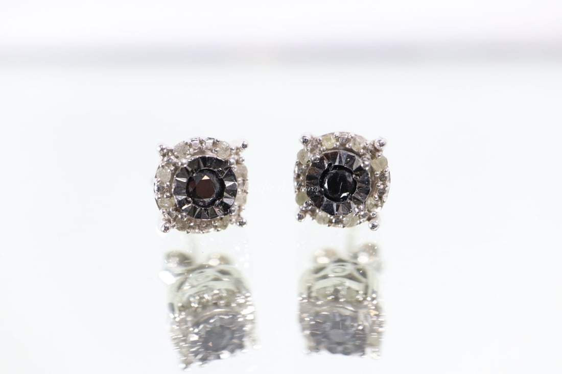 BLACK AND WHITE DIAMOND STUD