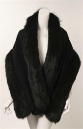Black fox-trimmed stole    Bla