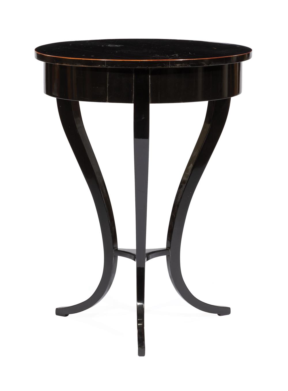 BLACK LACQUERED WOOD SIDE
